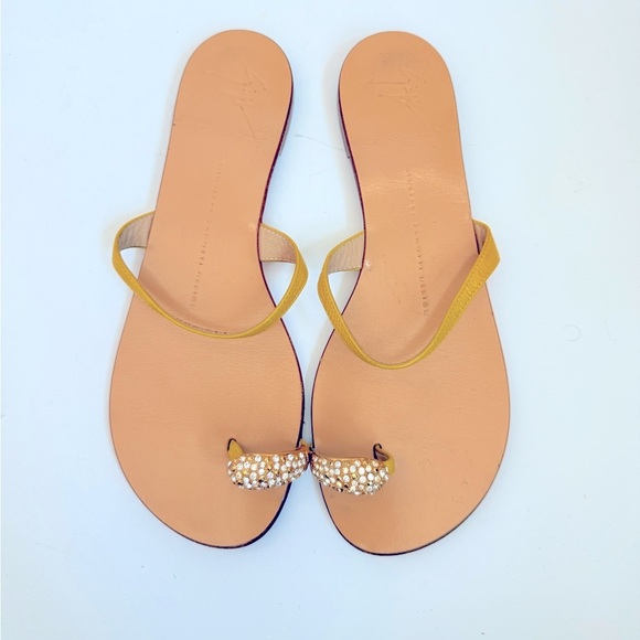 Giuseppe Zannoti Yellow Patent Leather Rhinestone Toe Ring Flat sandals EU 37.5 - Picture 1 of 9